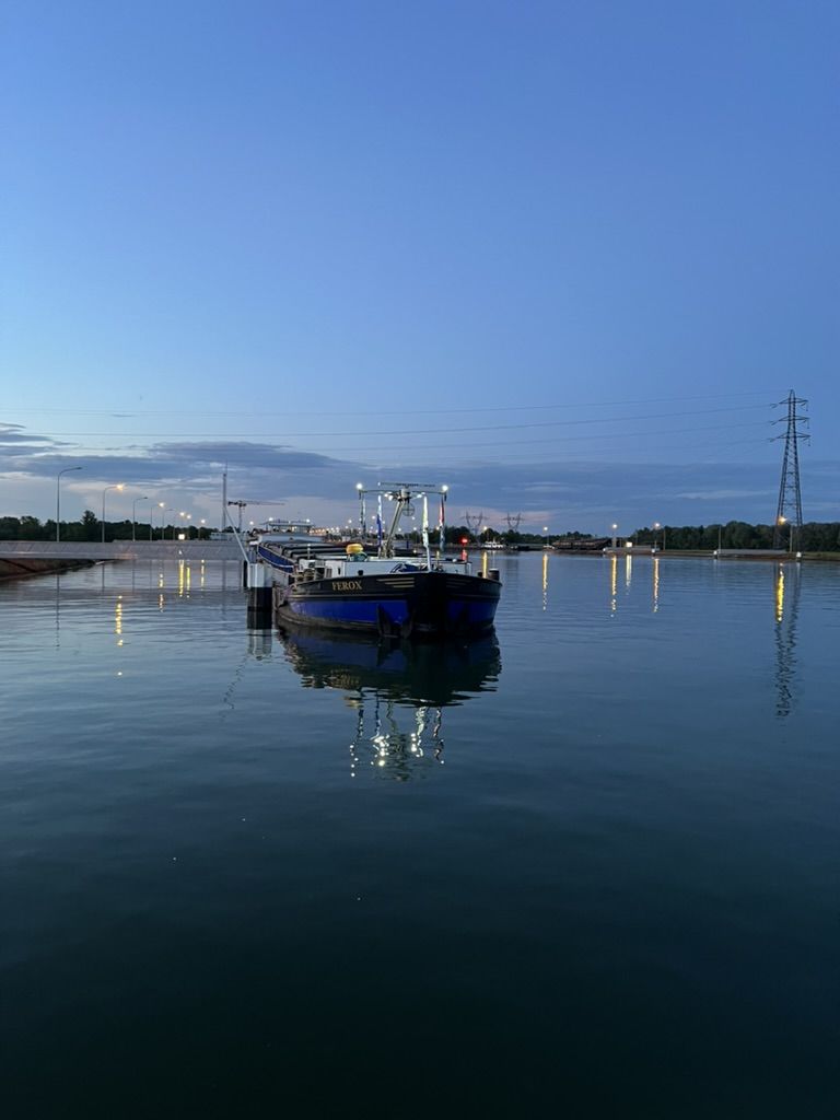 Binnenvaartschip afgemeerd in een haven