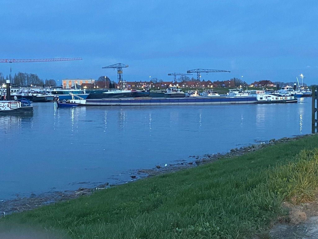 Binnenvaartschepen afgemeerd bij een haven