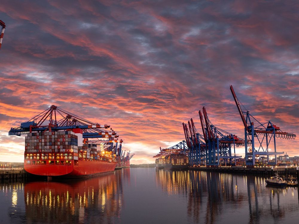 Containerterminal met havenkranen