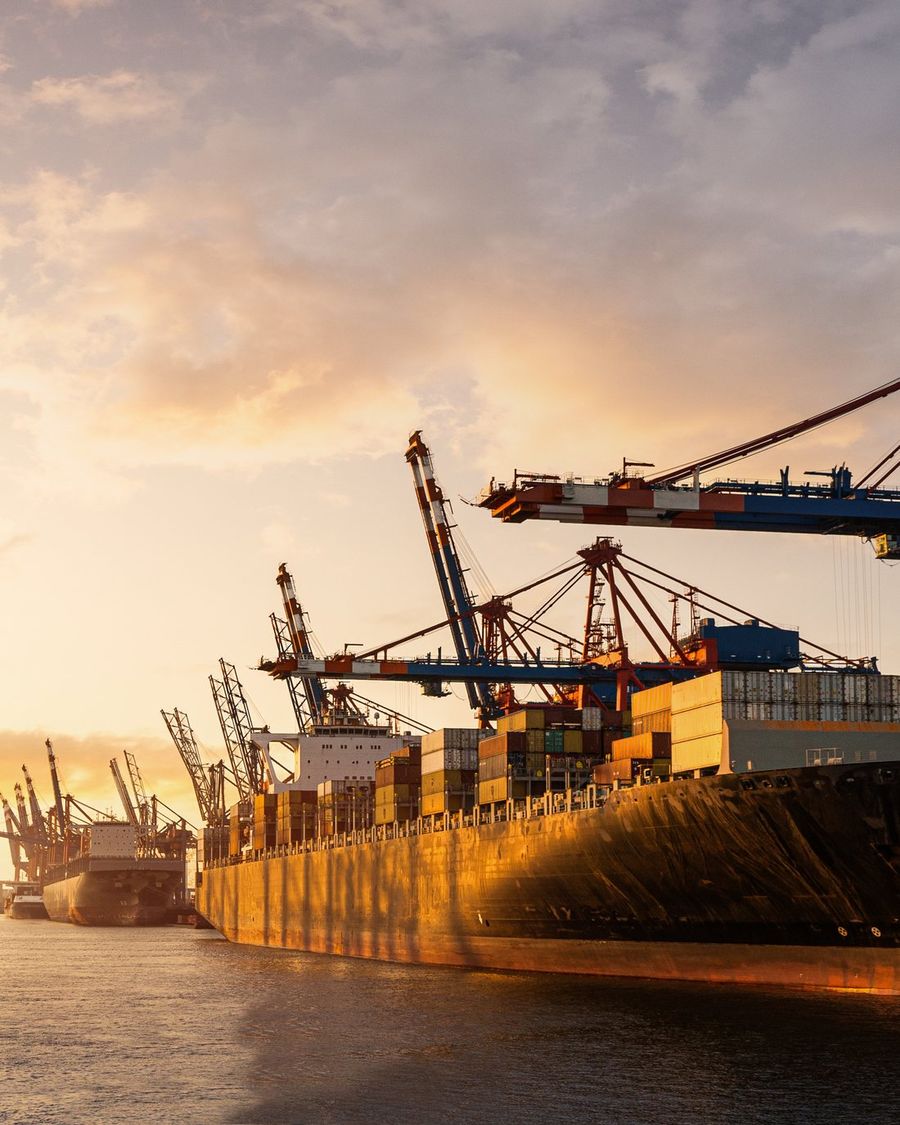 Europese haven met binnenvaart en moderne kade