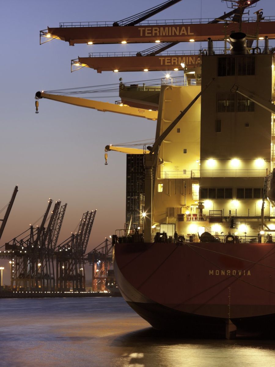 Containerschip aan de terminal met havenkranen