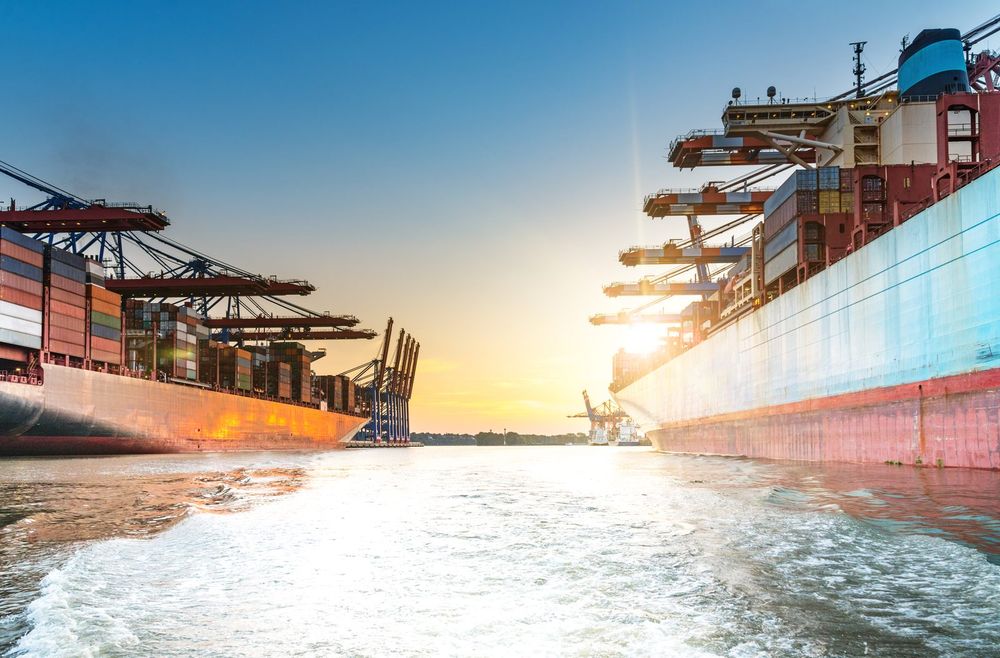 Containerschip vertrekt uit de haven